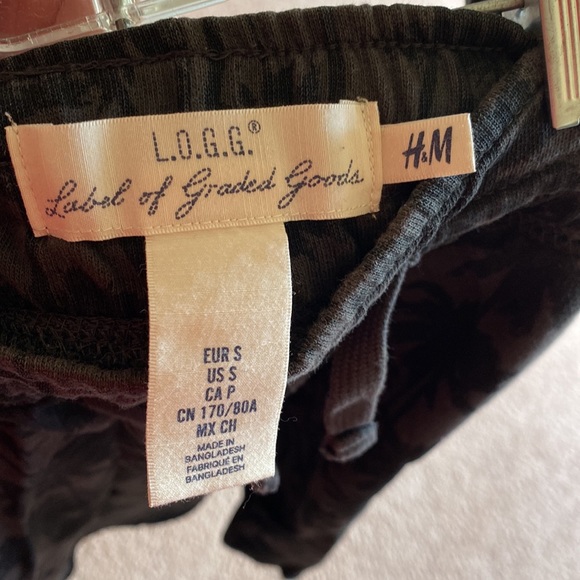 Menswear. H&M LOGG. Summertime comfortable printed shorts. - Picture 7 of 7